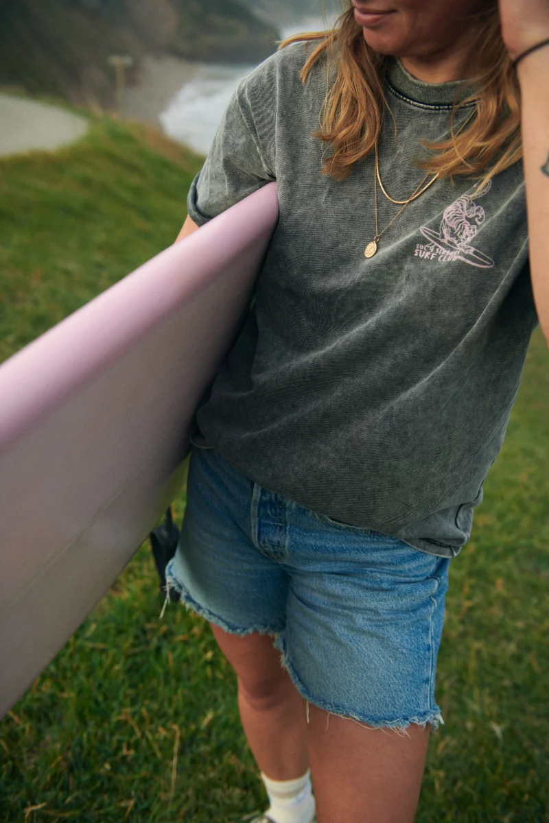 sol y sirenas surf club acid wash tee