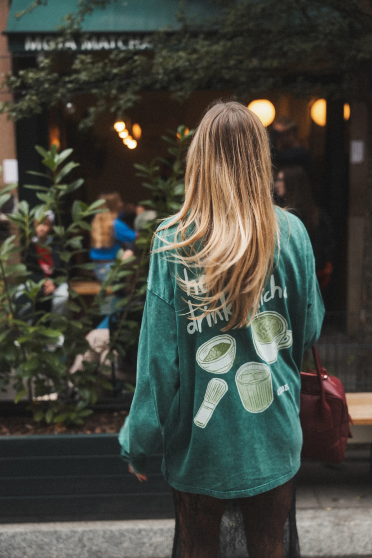 hot girls drink matcha acid wash longsleeve - obrazek 5