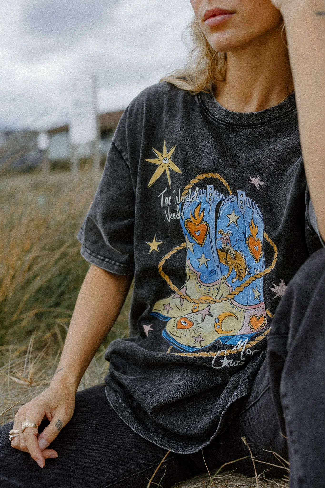 the world needs more cowgirls acid wash tee - obrazek 4