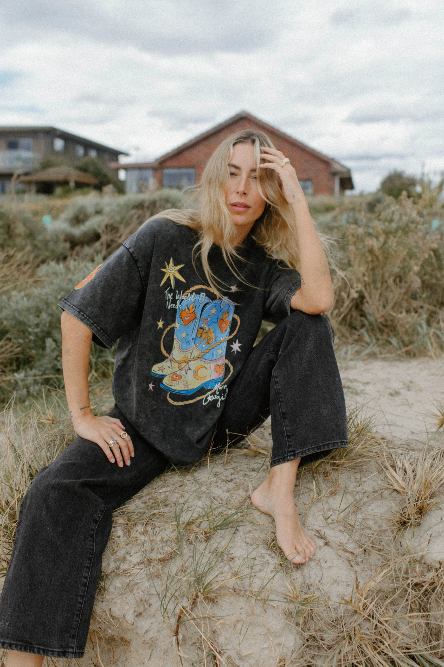 the world needs more cowgirls acid wash tee - obrazek 5