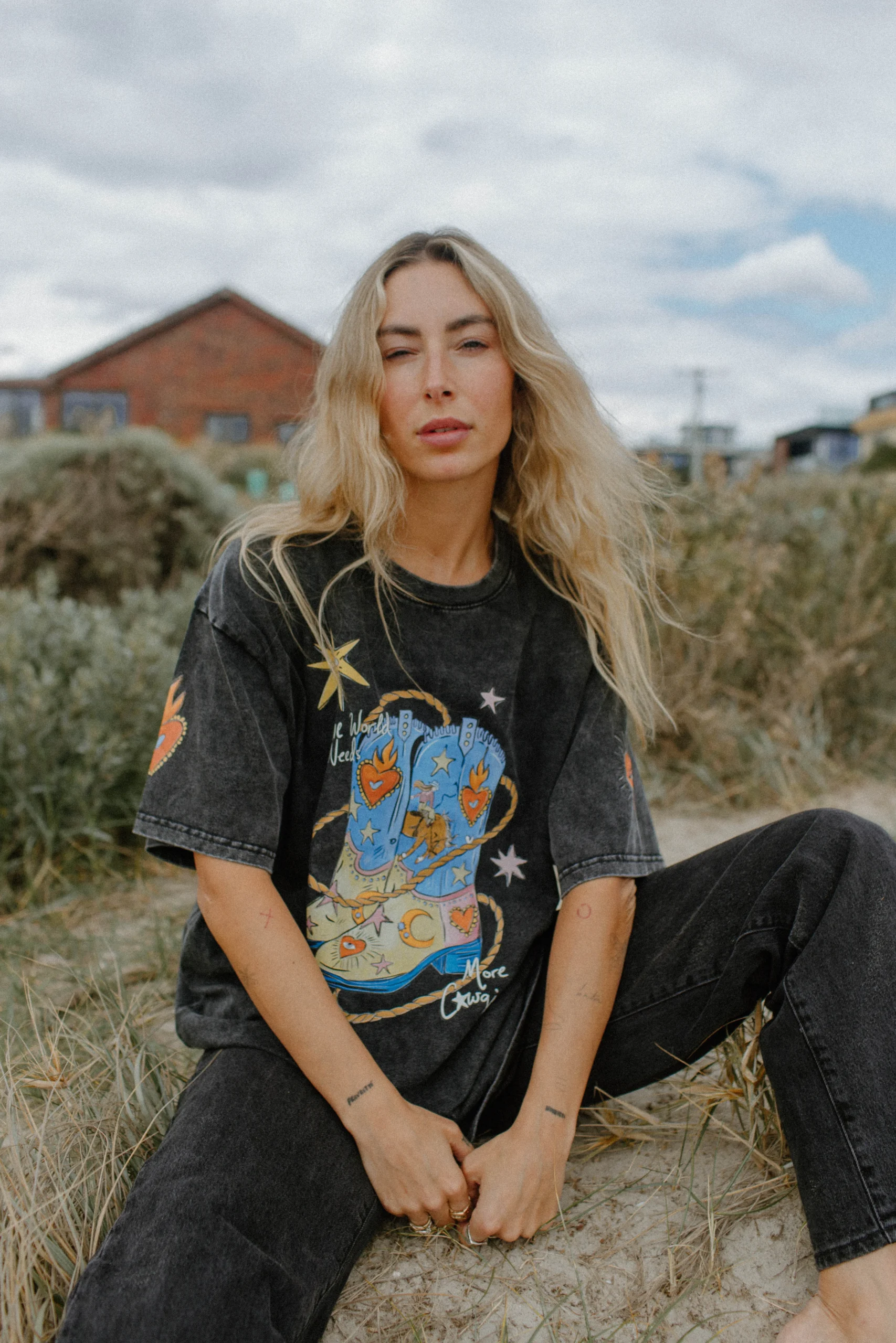 the world needs more cowgirls acid wash tee - obrazek 2