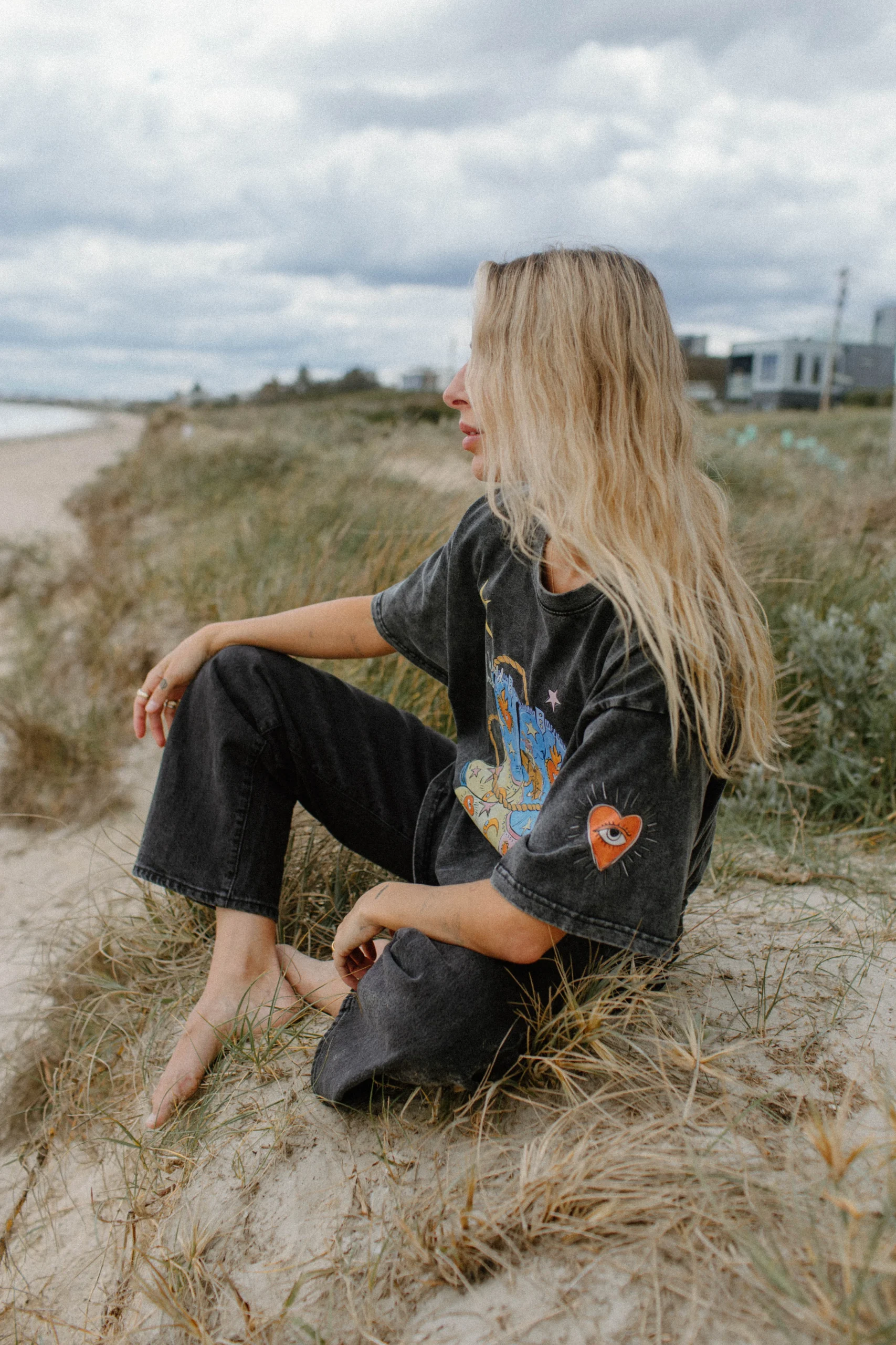 the world needs more cowgirls acid wash tee - obrazek 7