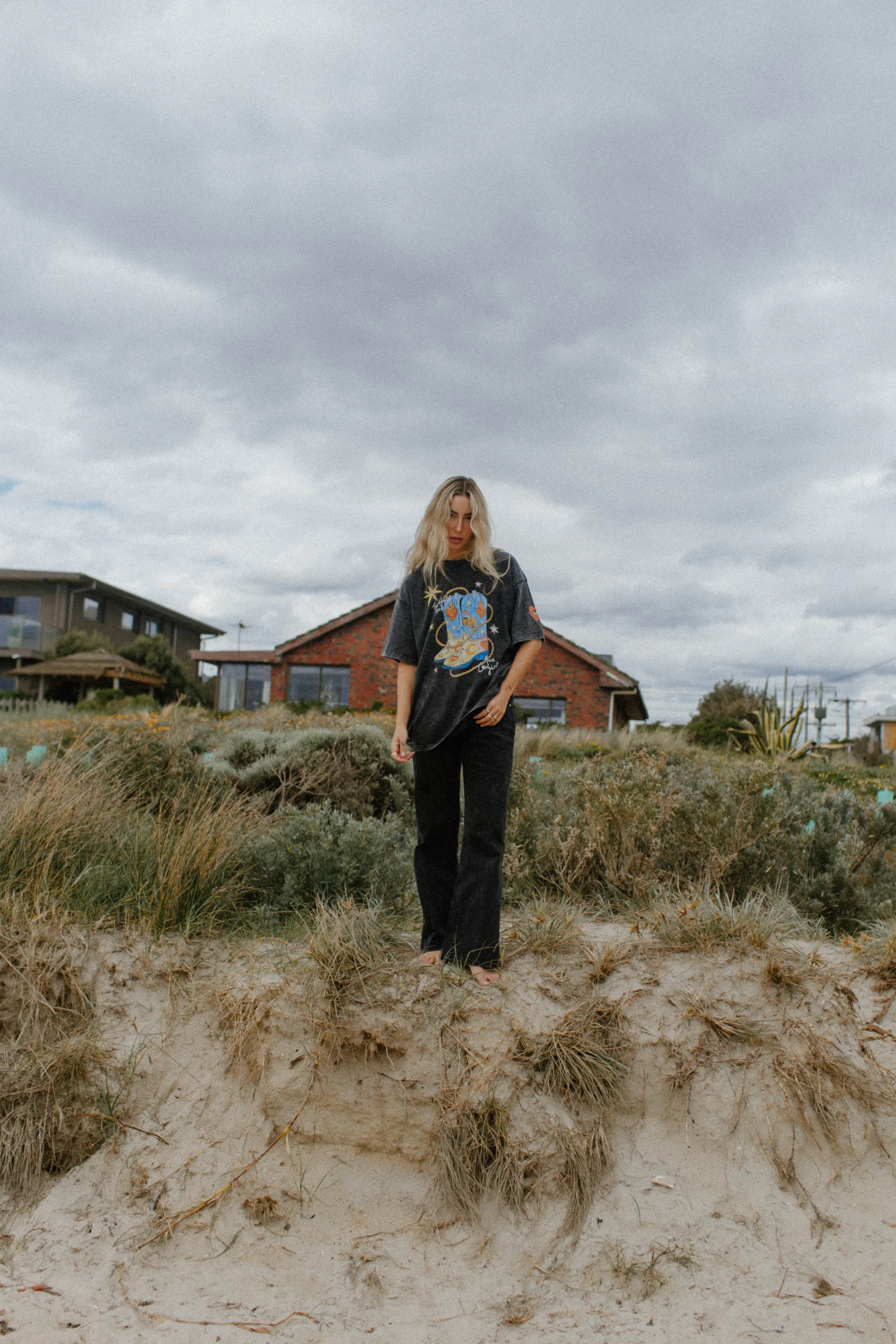 the world needs more cowgirls acid wash tee - obrazek 9