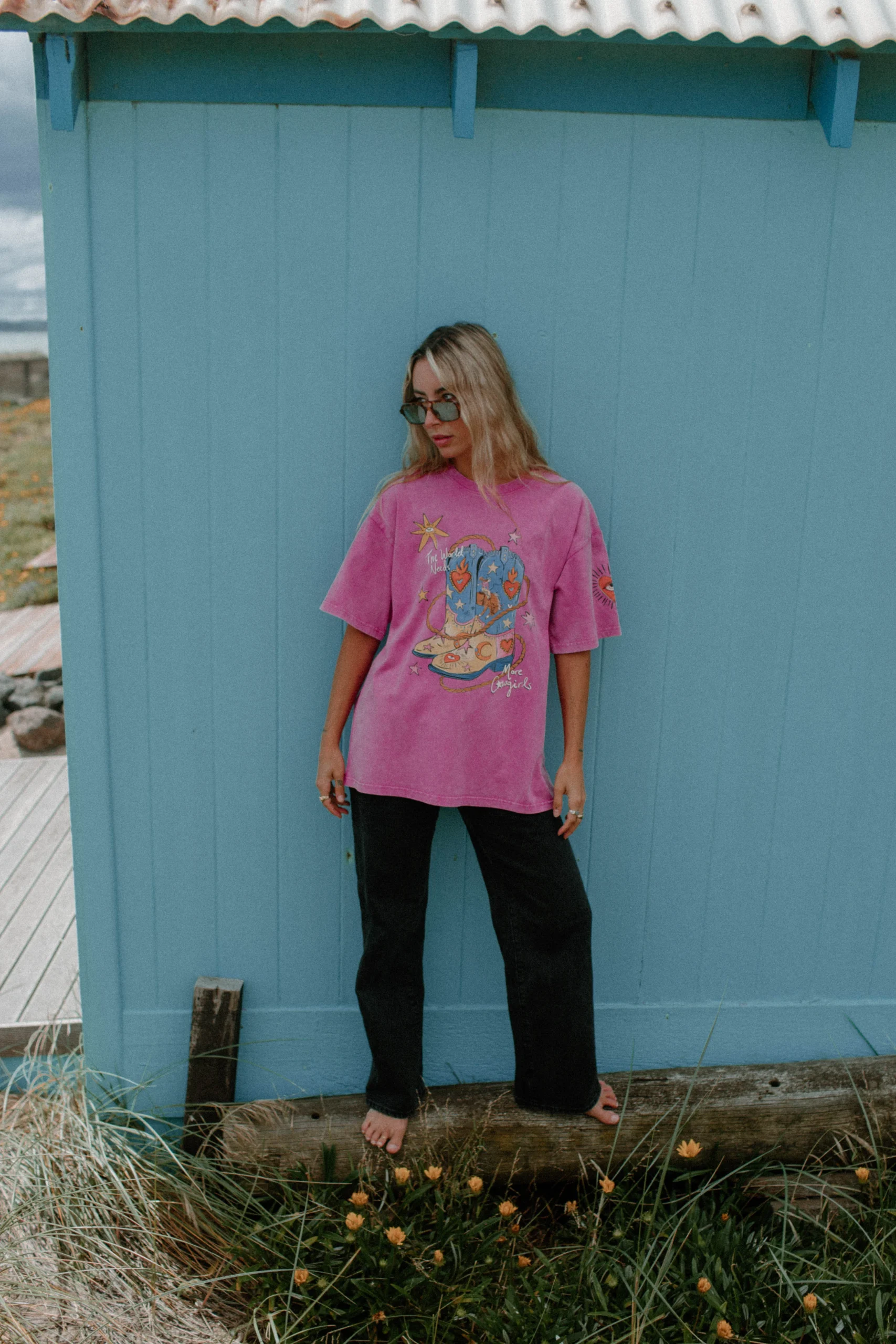 the world needs more cowgirls acid wash tee - obrazek 4