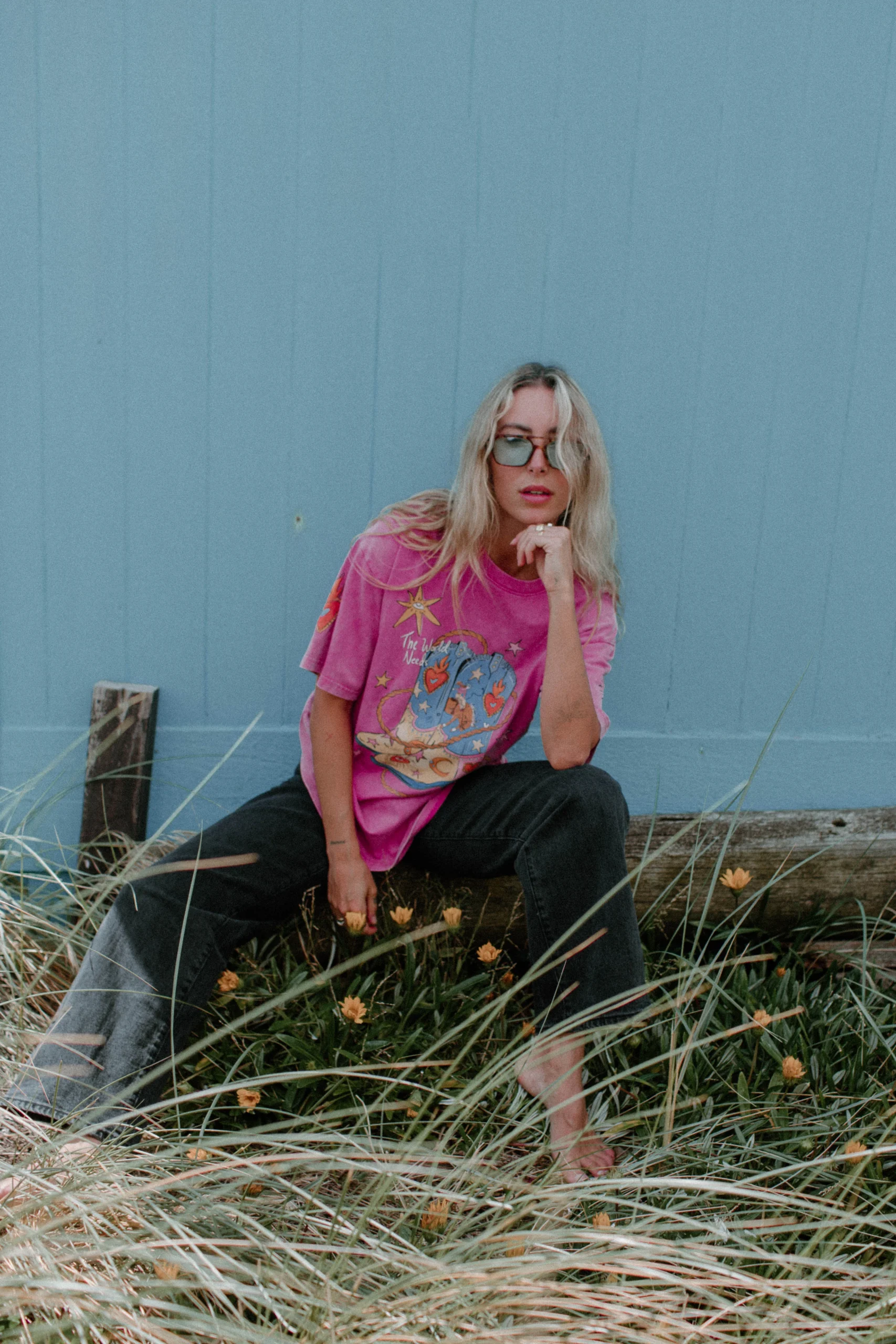 the world needs more cowgirls acid wash tee - obrazek 7