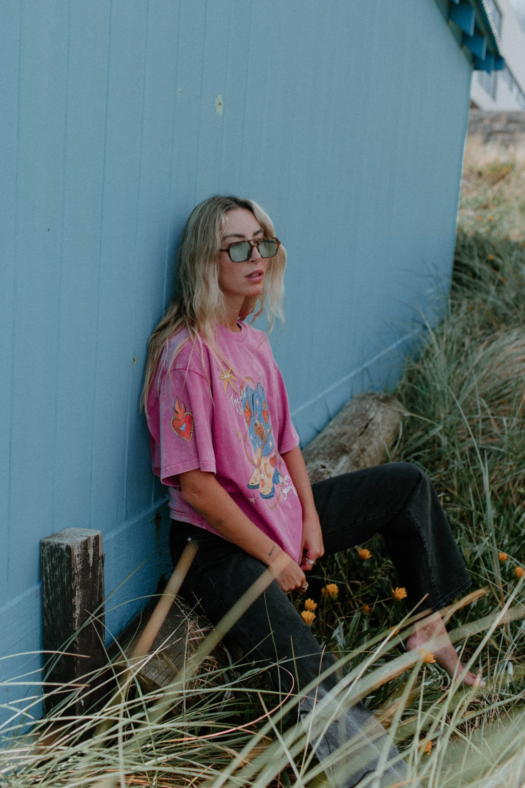 the world needs more cowgirls acid wash tee - obrazek 5