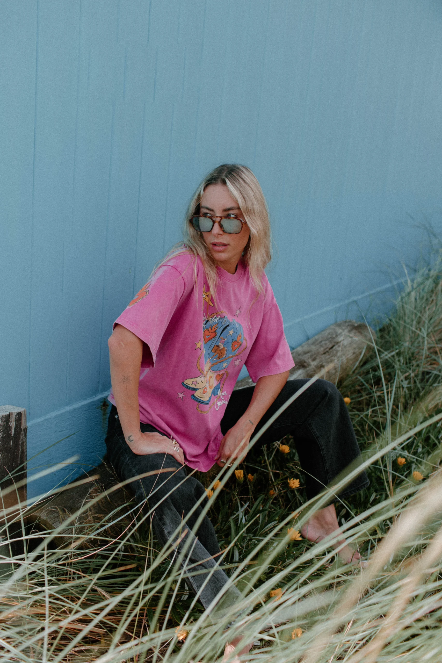 the world needs more cowgirls acid wash tee - obrazek 6